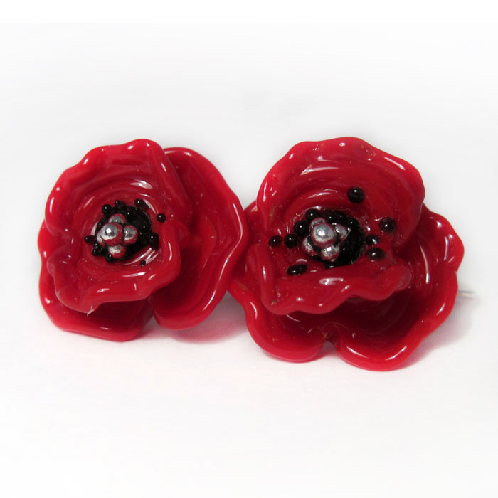 Серьги Калифорнийские маки (Lampwork) Ручная авторская работаER0029 Серьги Калифорнийские маки (Lampwork) Ручная авторская работаER0029Общая длина 3 см. Ширина 2,3 см. Авторская работа. Автор Ольга Букина. Элегантные серьги из цветов - двух красных маков. Муранское стекло, ручная работа. Красивое и необычное украшение блестяще подчеркнет изящество, женственность и красоту своей обладательницы и поможет внести разнообразие в привычный образ. Двадцать часов полета и еще около пяти на машине. Выбраться из LAX, оставить позади город, его бетонные трассы, гигантским спрутом поглотивший Западное побережье. Добраться, выключить двигатель и долго смотреть на рубиновый покров - до горизонта близких холмов. И везде лишь огненные маки, как будто кто-то разлил по холмам красное вино, разбив огромный бокал. Тишина, припекает солнце, слабый ветер колышит лепестки. Пусто, спокойно, на небе ни облачка. Это воспоминание застынет в стекле, хрупкими гранями теплоты. День на краю света, там где в солнце опускается в океан, и вода вскипает соприкасаясь со звездой. Каждое украшение выполнено вручную и потому...