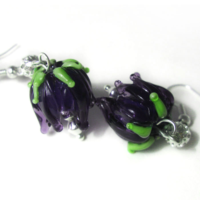 Серьги Звездные тюльпаны (Lampwork) Ручная авторская работаER0030 Серьги Звездные тюльпаны (Lampwork) Ручная авторская работаER0030Общая длина 5 см. Ширина 1,5 см. Муранское стекло, ручная работа. Автор Ольга Букина. Оригинальные серьги, изготовленные из цветного стекла в виде тюльпанов, позволят вам с легкостью воплотить самую смелую фантазию и создать собственный, неповторимый образ. Красивое и необычное украшение блестяще подчеркнет изящество, женственность и красоту своей обладательницы и поможет внести разнообразие в привычный образ. Звездные тюльпаны не растут на Земле. Вы не найдете их ни на Венере, ни на Марсе. Юпитер не примет цветы, а Ио сожжет их потоками лавы, Европа заморозит в хрустальной тишине километрового слоя льда. Они могли бы встречать рассвет на Плутоне, задолго до того как Венеция Берни дала этой планете имя. Но их нет там, и планета глубокого сна медленно плывет в поясе Койпера. Звездные тюльпаны мчатся в пустоте пространства, летят нетронутые. Чтобы когда-нибудь их приняла на свою изумрудную грудь планета грубоких океанов, мощных лесов, высоких водопадов....