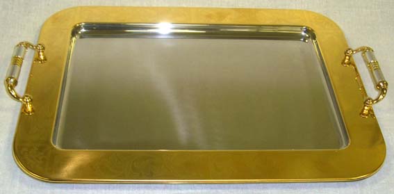 Поднос Giorinox, 46,5 х 32 смGI8140-45ROAL Поднос Giorinox, 46,5 х 32 смGI8140-45ROALПоднос Giorinox изготовлен из нержавеющей стали марки 18/10, отполирован до зеркального блеска и декорирован золотом 24 карата. По всей поверхности подноса нанесена изящная гравировка. Поднос уместит на себе достаточно много продуктов и предохранит поверхность стола от грязи и перегрева. Благодаря двум ручкам его легко переносить. Изящный дизайн подноса Giorinox придется по вкусу и ценителям классики, и тем, кто предпочитает утонченность и изысканность. Внутренний размер подноса: 34,5 х 23 см. Размер подноса (с учетом ручек): 46,5 х 32 х 3,5 см.