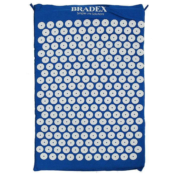 Коврик акупунктурный BradexKZ 0075 Коврик акупунктурный BradexKZ 0075Коврик акупунктурный Bradex полезно использовать, если вы испытываете напряжение в теле, систематическую усталость, а также для релаксации и снятия стресса. Принцип работы акупунктурного коврика заключен в воздействии его маленьких иголочек на определенные точки организма, что снимает боль, улучшает функционирование того или иного органа, стимулирует иммунитет. Достаточно полежать на коврике всего 15-30 минут в день, желательно, перед сном. Вы сможете в приятный летний день взять коврик с собой на природу, в парк или лес, благодаря его легкому весу и компактности. К коврику прилагается инструкция по применению на русском языке. Характеристики: Материал: 100% хлопок, пластик, полиуретан. Размер коврика: 68 см х 42 см х 2 см. Размер упаковки: 40,5 см х 25 см х 8 см. Производитель: Китай. Артикул: KZ0075.