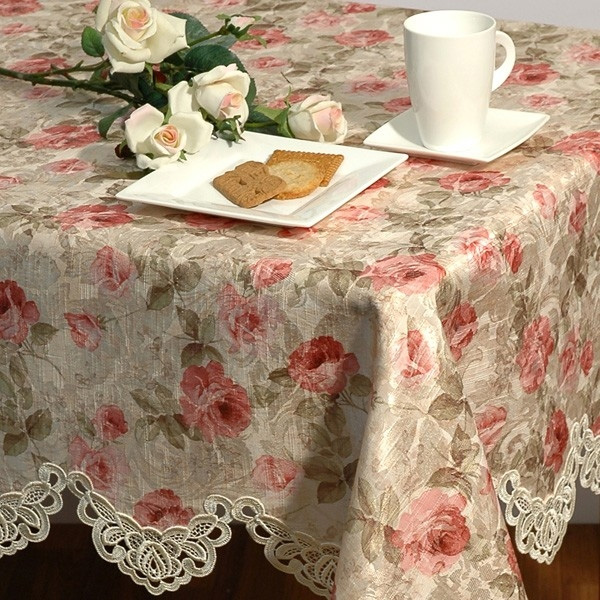 Скатерть Розы, 130 x 160 см. 06190-42706190-427 Скатерть Розы, 130 x 160 см. 06190-42706190-427Прямоугольная скатерть Розы выполнена из жаккардовой ткани с шелковистой поверхностью и декорирована рисунком в виде роз на фоне цвета ванили. Края скатерти украшены роскошным кружевом из шелковых нитей ванильного цвета.