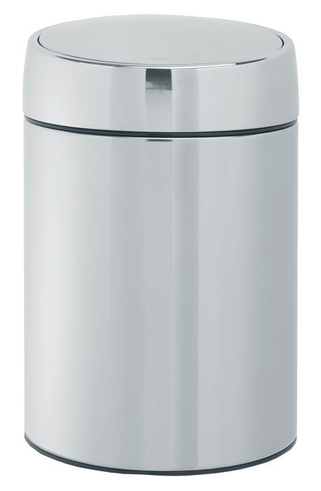 Мусорный бак Brabantia с вращающейся крышкой, цвет: стальной полированный, 5 л477560 Мусорный бак Brabantia с вращающейся крышкой, цвет: стальной полированный, 5 л477560Мусорный бак Brabantia изготовлен из антикоррозийной стали с зеркальной полировкой. Особенности мусорного бака Brabantia: система закрытия Brabantia -slide, открывается одним нажатием руки, плавно закрывается обратно съемная крышка из стали пластиковый защитный ободок (не царапает пол) внутренняя корзина из пластика крышка закрывается бесшумно, плотно прилегает, предотвращая распространение запаха съемная планка для возможности крепления ведра на стену фирменные мусорные мешки в комплекте. гарантия от производителя 10 лет. Характеристики: Материал: антикоррозийная сталь, пластик. Цвет: стальной полированный. Объем: 5 л. Диаметр пластиковой корзины (по верхнему краю): 18,5 см. Высота пластиковой корзины: 21,5 см Диаметр бака: 20 см. Высота бака (с учетом крышки): 31,5 см. Размер упаковки: 33 см х 20,5 см х 21 см. Производитель: Бельгия. Артикул: 477560. ...