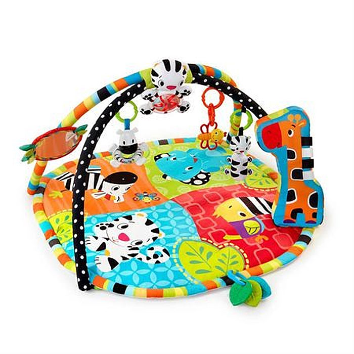 Bright Starts развивающий коврик Африка9167 Bright Starts развивающий коврик Африка9167Яркий развивающий коврик Африка станет первой площадкой для игр вашего малыша. У этого игрового тренажера есть большой коврик и две дуги с красочными игрушками. Набивной коврик выполнен из необычайно мягкого и приятного на ощупь материала с яркими цветными изображениями диких животных. Сочетание насыщенных контрастных цветов и множество затейливых узоров прекрасно тренируют зрение крохи. К дугам коврика крепятся развивающие игрушки: три забавные погремушки - тигренок, пчелка и зебра с прозрачным животиком и цветными шариками внутри, безопасное зеркальце, благодаря которому кроха сможет полюбоваться своим отражением, три прорезывателя для зубок с рельефными элементами, подвеска-тигренок, если ударить по ней ручкой, включаются разноцветные огоньки и играют приятные мелодии. Также на поверхности коврика есть мягкая подушка-опора, выполненная в виде жирафа, которая способствует укреплению мышц животика малыша. Коврик поможет малышу развить тактильное, звуковое и цветовое...