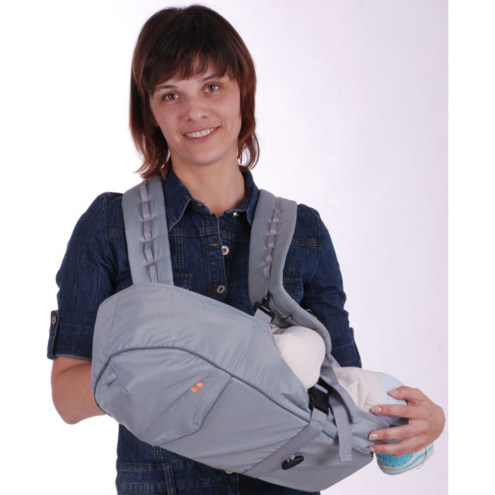 Рюкзак-кенгуру BabyActive Simple, цвет: серыйBAS06-002 Рюкзак-кенгуру BabyActive Simple, цвет: серыйBAS06-002Анатомический рюкзак-кенгуру BabyActive Simple сочетает в себе сумку-переноску для новорожденных и рюкзачок за спиной. Универсальная модель предназначена для ношения малыша с самого рождения и до момента активного самостоятельного передвижения. Рюкзак-кенгуру одинаково хорош как летом, так и зимой. Основные возможности и преимущества модели BabyActive Lux: Универсальность - подходит для малышей с рождения до двух лет, для любого времени года. Шесть основных положений и множество дополнительных возможностей: Лежа (для новорожденных), положение полулежа. Высота расположения ребенка, наклон его тела, угол поворота взрослого настраиваются по желанию. Сумка-переноска. Лицом к себе. Лицом от себя. Два положения за спиной. Может использоваться как подвесная люлька для кухни, а также как поддерживающий поводок. Особенности рюкзака-кенгуру BabyAcitve Simple: -адаптирован для переноски малышей с...