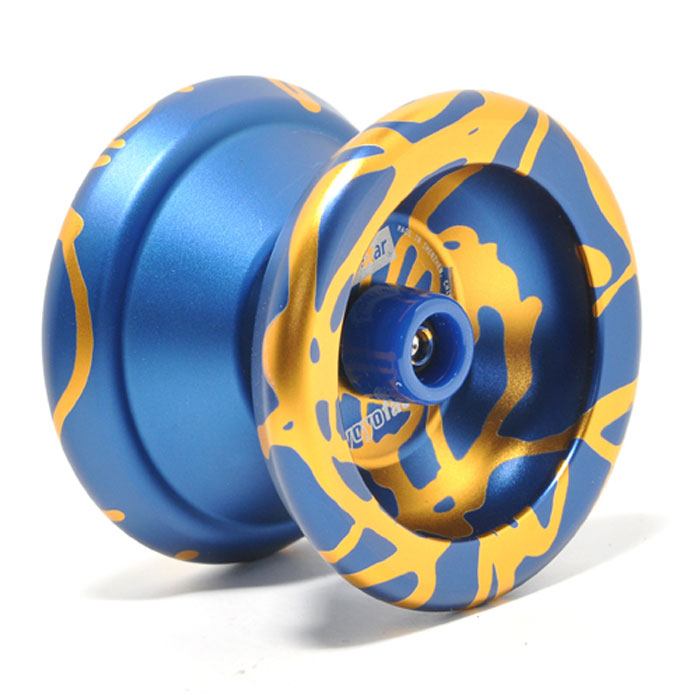 Йо-йо YoYoFactory Superstar, цвет: синий, золотистыйsuperstar/gold Йо-йо YoYoFactory Superstar, цвет: синий, золотистыйsuperstar/goldУ металлического йо-йо YoYoFactory Superstar широкий гэп и внешний диаметр чашечек. Обода сделаны так, что массовая концентрация распределяет по максимально дальней окружности от центра йо-йо, что позволяет держать стабильность и равновесие при слипе. Superstar выбирают многие профессионалы. Джон Андо выиграл чемпионат мира 2008 (World Yo-Yo Contest 2008) именно с этой моделью. Он показал новый стиль игры, когда йо-йо хорошо гриндит, он выполнял множество трюков, когда йо-йо крутится вокруг разных частей тела. Йо-йо - это игрушка, состоящая из двух симметричных половинок соединенных осью, к которой прикреплена веревка. Современный йо-йо значительно отличается от тех, к которым многие привыкли. Сейчас йо-йо - это такая же часть молодежной культуры как скейт, ВМХ или сноуборд. Йо-йо популярно во многих странах мира, таких как Россия, США и Япония. Ежегодно во всем мире проходят различные чемпионаты по игре с йо-йо, в том числе и Чемпионат России, в котором...