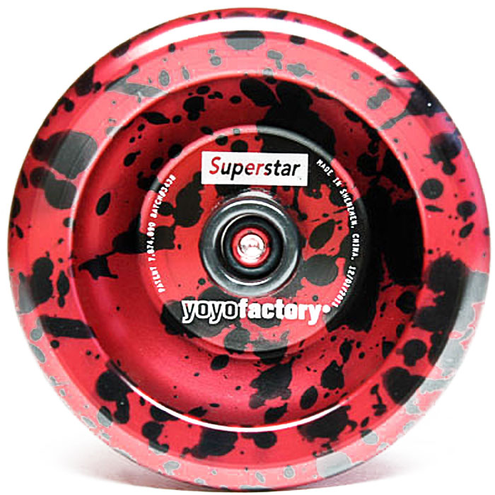 Йо-йо YoYoFactory Superstar, цвет: бордовый, черныйsuperstar/bordo Йо-йо YoYoFactory Superstar, цвет: бордовый, черныйsuperstar/bordoУ металлического йо-йо YoYoFactory Superstar широкий гэп и внешний диаметр чашечек. Обода сделаны так, что массовая концентрация распределяет по максимально дальней окружности от центра йо-йо, что позволяет держать стабильность и равновесие при слипе. Superstar выбирают многие профессионалы. Джон Андо выиграл чемпионат мира 2008 (World Yo-Yo Contest 2008) именно с этой моделью. Он показал новый стиль игры, когда йо-йо хорошо гриндит, он выполнял множество трюков, когда йо-йо крутится вокруг разных частей тела. Йо-йо - это игрушка, состоящая из двух симметричных половинок соединенных осью, к которой прикреплена веревка. Современный йо-йо значительно отличается от тех, к которым многие привыкли. Сейчас йо-йо - это такая же часть молодежной культуры как скейт, ВМХ или сноуборд. Йо-йо популярно во многих странах мира, таких как Россия, США и Япония. Ежегодно во всем мире проходят различные чемпионаты по игре с йо-йо, в том числе и Чемпионат России, в котором...