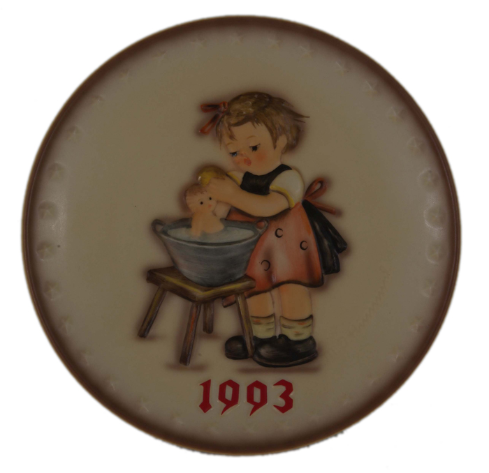 Тарелка Hummel. Фарфор, роспись. Германия, Гебель, 1993 годПБ ДПА 24.08.2016-13 Тарелка Hummel. Фарфор, роспись. Германия, Гебель, 1993 годПБ ДПА 24.08.2016-13Тарелка Hummel. Фарфор, роспись. Германия, Гебель, 1993 год. Диаметр 19 см. Сохранность хорошая. На лицевой стороне - клеймо в тесте M.I.Hummel. На оборотной стороне - клейма W.Goebel-Porzellanfabrik. M.I.Hummel. Rodental, West Germany и Goebel. Имеются петли для подвески. Оригинальная фарфоровая тарелка из всемирно известной коллекционной серии Hummel, выполненной по эскизам немецкой художницы Берты Хуммель.