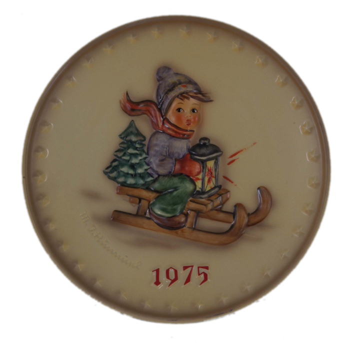 Тарелка Hummel. Фарфор, роспись. Германия, Гебель, 1975 годПБ ДПА 24.08.2016-13 Тарелка Hummel. Фарфор, роспись. Германия, Гебель, 1975 годПБ ДПА 24.08.2016-13Тарелка Hummel. Фарфор, роспись. Германия, Гебель, 1975 год. Диаметр 19 см. Сохранность хорошая. На лицевой стороне - клеймо в тесте M.I.Hummel. На оборотной стороне - клейма W.Goebel-Porzellanfabrik. M.I.Hummel. Rodental, West Germany и Goebel. Имеются петли для подвески. Оригинальная фарфоровая тарелка из всемирно известной коллекционной серии Hummel, выполненной по эскизам немецкой художницы Берты Хуммель.