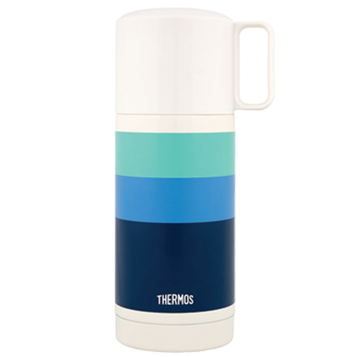 Термос для напитков Thermos Fej Blue, 350 мл836496 Термос для напитков Thermos Fej Blue, 350 мл836496Термос для напитков Thermos Fej Blue будет незаменим во время путешествий, поездок на пикник или на дачу. Особенности термоса Thermos Fej Blue: внешние и внутренние стенки термоса выполнены из высококачественной нержавеющей стали, устойчивой к разрушению термос оснащен вакуумной технологией Thermax: сохраняет тепло 8 часов, холод 24 часа широкое горло для использования кубиков льда пластиковая кнопка кнопочного типа для легкого открывания удобная пластиковая чашка с ручкой для питья открывающаяся пробка позволяет предотвратить проливание пробка откидывается одним нажатием руки благодаря встроенной пружине пробка легко разбирается для очистки яркий и стильный дизайн. Характеристики: Материал: нержавеющая сталь, пластик. Объем термоса: 350 мл. Высота термоса (с учетом крышки): 18 см. Диаметр основания термоса: 7 см. Размер упаковки: 8 х 19 см х 8 см. Производитель: Китай. ...