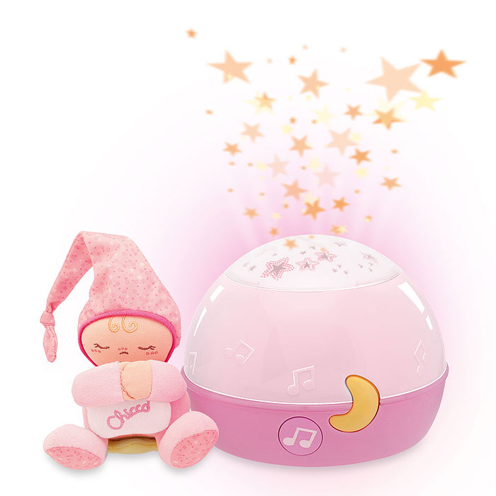 Ночник-проектор Chicco (Чико) Первые грезы, цвет: розовый2427100000 Ночник-проектор Chicco (Чико) Первые грезы, цвет: розовый2427100000Ночник-проектор Chicco (Чико) Первые грезы создаст волшебную атмосферу для сна ребенка: очарование проектирующихся звездочек и расслабляющий музыкальный фон убаюкивают и успокаивают малыша. Мелодии Баха, Россини, произведения в стиле New Age и звуки природы сменяют друг друга в идеально подобранной последовательности, приобщая вашего малыша к миру музыки и помогая ребенку правильно воспринимать звуки и тембры, а также развивать логические и познавательные навыки. Проектор можно использовать также как разноцветный светильник-ночник, который с приглушенным светом сопровождает малыша в мир снов. Симпатичную игрушку в виде малыша в розовой пижамке и колпаке, можно отсоединить от ночника, и она станет мягким и нежным другом для малыша. Характеристики: Материал: пластик, текстиль. Высота игрушки: 11 см. Размер проектора: 17 см x 14 см x 17 см. Рекомендуемый возраст: от 0 месяцев. Размер упаковки: 28 см x 21 см x 19 см. Изготовитель: Китай. ...