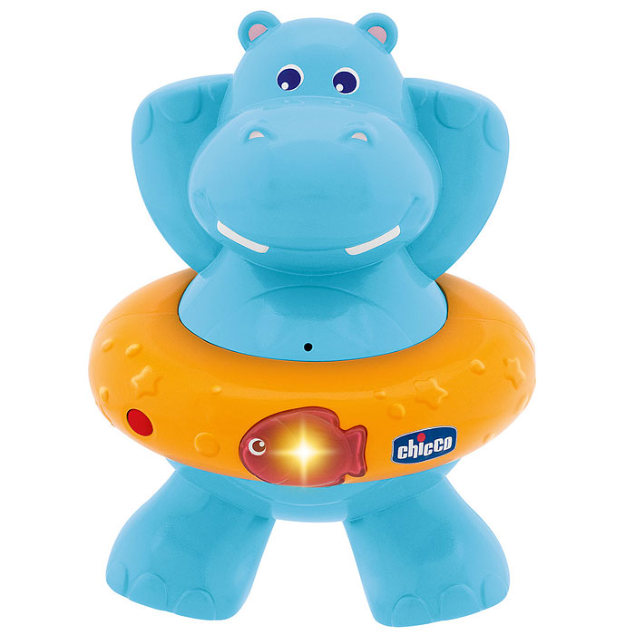 Игрушка для ванны Chicco (Чико) Счастливый бегемотик70306000000 Игрушка для ванны Chicco (Чико) Счастливый бегемотик70306000000Игрушка для ванной Счастливый бегемотик обязательно понравится вашему малышу и превратит купание в веселую игру! Игрушка выполнена в виде бегемотика со спасательным кругом. Стоит только нажать на рыбку на спасательном круге и малыш услышит веселые мелодии. Игрушка с датчиком движения. Эта яркая великолепная игрушка поможет ребенку развить навыки понимания музыки, цветовое восприятие, причинно-следственные связи. Характеристики: Размер бегемотика: 13,5 см x 18 см x 8,5 см. Размер упаковки: 15 см x 21 см x 10 см. Рекомендуемый возраст: от 6 месяцев. Изготовитель: Китай. Игрушка работает от 2 батарей напряжением 1,5V типа ААА (входят в комплект).
