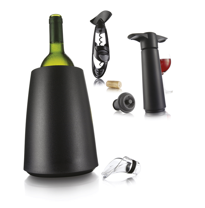 Подарочный набор VacuVin Wine Set, 7 предметов3889160 Подарочный набор VacuVin Wine Set, 7 предметов3889160Подарочный набор VacuVin Wine Set включает в себя 7 предметов: - штопор Twister - является простым в использовании. Представляет собой штопор с очень удобной опорой, благодаря которой он устойчиво стоит на всех классических видах бутылок. При этом вам надо просто крутить ручку, пока пробка не вылезет из горлышка; - охладительная рубашка VacuVin Rapid Ice Prestige в черном корпусе из пластика позволяет за 5 минут охладить бутылку вина емкостью 0,75 л от комнатной температуры до необходимой и поддерживать ее несколько часов. Вам просто требуется вынуть из корпуса мягкую охладительную рубашку (открыв крышку снизу корпуса), поместить ее в морозильную камеру, а когда вам потребуется, достать ее из морозильной камеры, вставить в металлический корпус и поместить бутылку в это ведерко. Ваш напиток остается холодным в течение нескольких часов. Это свойство достигается благодаря нетоксичному гелю, содержащемуся внутри мягкой рубашки; - вакуумный насос Wine Saver для...