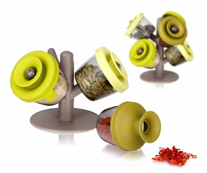 Набор емкостей VacuVin PopSome Herbs&Spices 4 предмета 28426602842660 Набор емкостей VacuVin PopSome Herbs&Spices 4 предмета 28426602842660Набор VacuVin PopSome Herbs&Spices состоит из 3 емкостей для хранения, выполненных из высококачественного пищевого пластика, и пластиковой подставки в виде дерева. Емкости для герметичного хранения специй и трав - это практичный способ хранить и использовать различные специи и травы. Цветные силиконовые крышки с запатентованной системой закрытия Оксилок специально созданы, чтобы емкости оставались герметичными. Ваши любимые специи и травы можно удобно хранить и легко использовать. Потянув горлышко крышки вверх для открытия, вы можете отсыпать небольшое количество специй в руку или прямо в блюдо. В случае если емкость случайно упадет, ее содержимое не просыпется. Емкости можно мыть в посудомоечной машине. Удобная подставка-дерево позволяет установить на нее несколько наборов для хранения специй друг на друга. Характеристики: Материал: пластик, силикон. Диаметр емкости: 8 см. Высота емкости с закрытой крышкой: 7,5 см. ...
