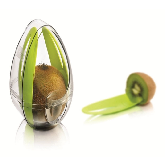 Устройство для очистки киви VacuVin Kiwi Guard2860460 Устройство для очистки киви VacuVin Kiwi Guard2860460Устройство VacuVin Kiwi Guard, выполненное из высококачественного пластика, позволяет хранить и сервировать киви, не повреждая плоды и не пачкая рук. Приспособление удобно брать с собой в дорогу. Оно защищает киви от ударов и потемнений. В комплекте идут два пластиковых ножа для киви.