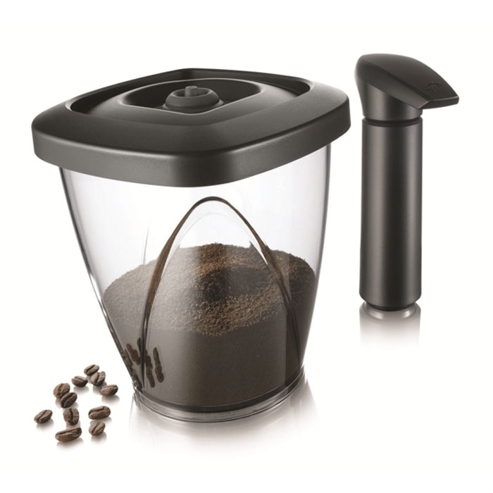 Контейнер вакуумный VacuVin Coffee Saver 1,3 л, с насосом 28834602883460 Контейнер вакуумный VacuVin Coffee Saver 1,3 л, с насосом 28834602883460Вакуумный контейнер для кофе VacuVin Coffee Saver, выполненный из высококачественного пищевого пластика, позволяет сохранять аромат и вкус вашего любимого кофе. Под воздействием воздуха чай, кофе и другие сухие продукты быстро портятся, отсыревают, утрачивают свой вкус и аромат. Вакуумный насос, который входит в комплект, отсасывает воздух из контейнера, создавая вакуум для оптимальных условий хранения. От воздействия света кофе защищают тонированные стенки контейнера. Контейнер можно мыть в посудомоечной машине.