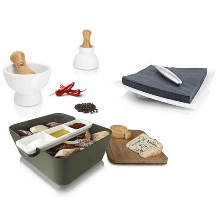 Подарочный набор VacuVin Tapas Set, 7 предметов2889060 Подарочный набор VacuVin Tapas Set, 7 предметов2889060Подарочный набор VacuVin Tapas Set, выполненный из пластика, бамбука и керамики, прекрасно подойдет для подачи свежего хлеба с соусом к застолью. На доске из бамбука можно легко порезать французский батон, итальянский хлеб с травами или другой домашний хлеб. Положите готовые кусочки в большую емкость для сервировки, а в керамической подставке с тремя выемками подайте различные соусы. В ступке можно растереть пестиком крупные специи, добавив свежий и яркий аромат соусу. А цилиндрический пресс удержит салфетки на месте, когда вы будете брать одну из них. С набором VacuVin Tapas Set хлеб и соусы всегда будут рядом, и эту емкость легко можно передать соседу по столу. Бамбуковую доску можно также использовать как крышку, что удобно для вечеринки на свежем воздухе или в преддверии появления гостей. С набором VacuVin Tapas Set хлеб можно подать со вкусом! Характеристики: Материал: пластик, дерево, металл, керамика. Размер корзинки:...