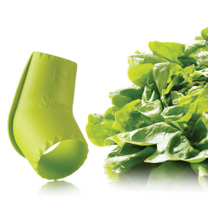 Устройство VacuVin Salad Cutter для разрезания салата, цвет: салатовый4754660 Устройство VacuVin Salad Cutter для разрезания салата, цвет: салатовый4754660Устройство VacuVin Salad Cutter, выполненное из пластика, всего за несколько секунд поможет вам отделить сердцевину от салата-латука, после чего вы сможете с легкостью использовать листья. Устройство легко отделяет салатные листья, оставляя меньше отходов. Просто поместите круглый конец ножа на сердцевину кочанного салата, и с усилием вкручивайте его по часовой стрелке, чтобы отделить сердцевину от листьев. Для срезания нескольких листьев поместите узкую часть ножа рядом с сердцевиной и надавите. Характеристики: Материал: пластик. Размер ножа: 11 см х 6 см х 6 см. Размер упаковки: 22 см х 13 см х 6 см. Производитель: Нидерланды. Артикул: 4754660.
