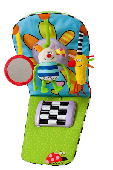 Игрушка Taf Toys Развивающий центр для автомобиля11465 Игрушка Taf Toys Развивающий центр для автомобиля11465Игрушка Taf Toys Развивающий центр для автомобиля предназначена для детей, сидящих против направления движения. Выполненная из материалов различной фактуры, она не оставит вашего малыша равнодушным, а яркая расцветка настроит его на положительные эмоции. Игрушка выполнена в виде игрового центра, содержащего различные развивающие элементы. Это три интригующие подвески: Kooky, которая гремит, шуршащая птичка и детское безопасное зеркальце, а так же уникальное приспособление для стимуляции ножек ребенка. Благодаря широким удобным ремням с застежками-липучками игровой центр легко крепится в автомобиле. Такая яркая, веселая игрушка поможет развить цветовое и звуковое восприятие, тактильные ощущения и мелкую моторику рук ребенка. Характеристики: Материал: пластик, текстиль. Рекомендуемый возраст: от 0 месяцев. Общая длина: 28,5 см. Максимальная ширина: 37 см. Диаметр зеркала: 28,5 см. Размер упаковки: 27 см x 30 см x 7,5 см. ...