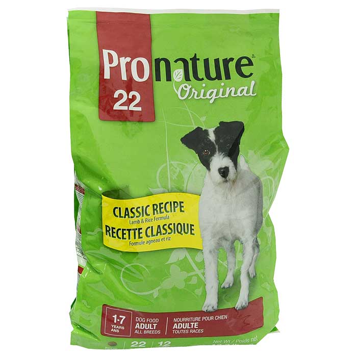 Корм сухой Pronature Classic Recipe для взрослых собак всех пород, с ягненком и рисом, 6 кг204022074 Корм сухой Pronature Classic Recipe для взрослых собак всех пород, с ягненком и рисом, 6 кг204022074Сухой корм Pronature Classic Recipe является полнорационным кормом для взрослых (в возрасте от 1 до 7 лет) собак всех пород. Эта марка корма так же рекомендуется собакам с чувствительным желудочно-кишечным трактом, и будет полезен собакам, у которых присутствует аллергия, ведь данный состав содержит гипоаллергенные компоненты. Корм Pronature приготовлен из тщательно отобранных компонентов, обогащен уникальной смесью экстрактов целебных трав, овощей и ягод, является идеальным сухим кормом класса премиум для кошек и собак. Уникальный состав кормов Pronature, в котором нет сои, красителей, искусственных ароматизаторов и консервантов, гарантирует оптимальное развитие вашего животного на каждом этапе его жизни. На каждой упаковке с кормом вы можете найти легкие для понимания информационные пиктограммы, которые помогут вам правильно ориентироваться во всей линии кормов Pronature. Характеристики: Состав: мука из мяса ягненка (15%), дробленый рис,...