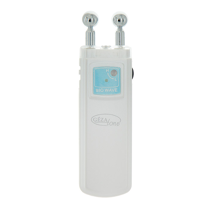 Gezatone Прибор по уходу за кожей Bio Wave, портативный. m920m920 Gezatone Прибор по уходу за кожей Bio Wave, портативный. m920m920Прибор по уходу за кожей Gezatone Bio Wave - это портативный косметический аппарат для микротоковой стимуляции кожи лица. Принцип действия прибора - использование слабых импульсных токов с переменной частотой, по своим физическим характеристикам близких к биотокам человеческого организма. Микротоки восстанавливают состояние всех слоев кожи, укрепляют и тонизируют мышцы лица, стимулируют синтез коллагена и эластина, а также нормализуют микроциркуляцию и лимфооток. Процедура выполняется электродами - шариками, к которым приложено переменное электрическое напряжение. Амплитуда выходных импульсов: 1,2-12 В. Диапазон допустимых температур воздуха: 5°C-40°C. Прибор работает от 2 батареек типа ААА. Противопоказания: заболевания лицевых нервов, беременность, злокачественные онкологические заболевания, острые воспалительные процессы (особенно гнойные), инородные тела и имплантаты, располагающиеся внутрикожно или непосредственно под кожей.