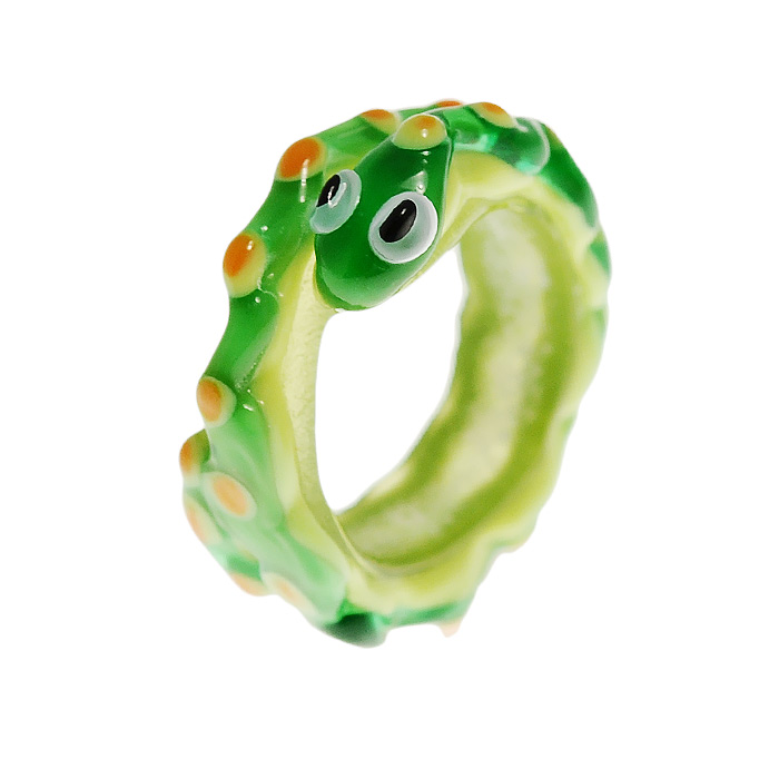 Кольцо Змеюшка (Lampwork) Ручная авторская работаАРТ.RG0008 Кольцо Змеюшка (Lampwork) Ручная авторская работаАРТ.RG0008Материал: стекло, металл, кристаллы. Цвет: зеленый, желтый. 18 размер. Автор: Ольга Букина. Это маленькая, толстенькая и ласковая змейка. Как и все маленькие существа, она очень серьезная и мудро смотрит на свою улыбающуюся хозяйку, прикорнув на ладони. Скоро она проснется, будет снова пулей носиться между чашек, россыпи печенья на столе, прячась за салфеткой. Напившись молока из микроблюдечка - успокоенно дремать, принюхиваясь к сладким запахам пирожков. Пребывание в коробке с украшениями противопоказано - она удирает оттуда, стоит оставить ее лишь на несколько минут. Она спешит к той, которую любит, к той, которая получила ее в черной коробочке с мягкой подложкой, к своей хозяйке которая балует ее вниманием и согревает в руках, успокаивая и защищая.