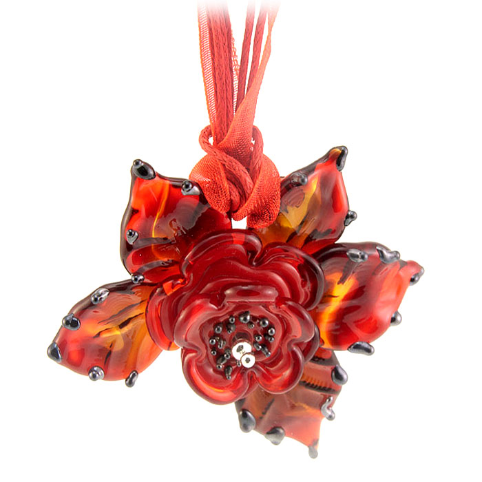 Кулон Карамель в цвету (Lampwork) Ручная авторская работа. PD0138PD0138 Кулон Карамель в цвету (Lampwork) Ручная авторская работа. PD0138PD0138Материал: стекло, металл. Размер кулона 5,5 см х 5,5 см, длина цепочки 20 см. Ручная работа. Автор Ольга Букина. Оригинальный кулон, выполненный в виде красного цветка, изготовлен из муранского стекла. Такой кулон позволит Вам с легкостью воплотить самую смелую фантазию и создать собственный, неповторимый образ. Красивое и необычное украшение блестяще подчеркнет изящество, женственность и красоту своей обладательницы и поможет внести разнообразие в привычный образ. УВАЖАЕМЫЕ КЛИЕНТЫ! Каждое украшение выполнено вручную и потому уникально. Ваше украшение может несколько отличаться в деталях от представленного на фотографии. Общий вид украшения сохраняется.
