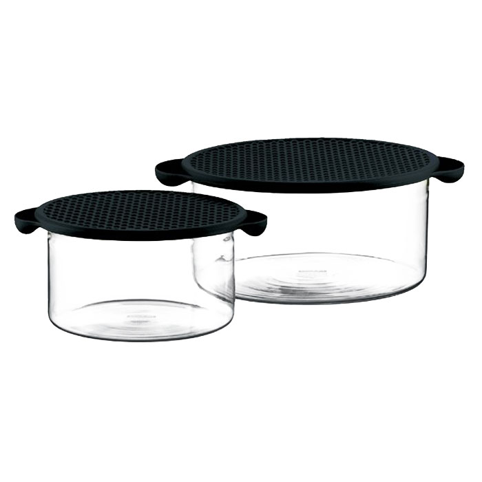 Набор мисок Bodum Hot Pot 2 шт, цвет: черный K10127-01K10127-01 Набор мисок Bodum Hot Pot 2 шт, цвет: черный K10127-01K10127-01Миски Hot Pot являются универсальным приобретением для любой кухни. С их помощью можно готовить блюда, хранить продукты и даже сервировать стол. Емкости Hot Pot изготавливается из специального боросиликатного стекла, которое, в отличие от обычного, остается очень прочным даже при минимальной толщине. Поэтому прозрачная и изящная емкость отлично переносит высокие температуры, находясь на плите или в духовке. Не менее жаростойкой является и силиконовая крышка емкости Hot Pot, которая вполне может выступить в качестве подставки под блюда, нагретые до 220°C или прихватки. Переводя дословно название Hot Pot, получаем почти сказочное горячий горшочек. И действительно, сложно найти более сказочный кухонный предмет, который при своей внешней простоте выполнял бы столько функций одновременно. Характеристики: Материал: стекло, силикон. Объем: 1 л, 2,5 л. Диаметр большой миски: 21,5 см. Диаметр малой миски: 17 см. ...