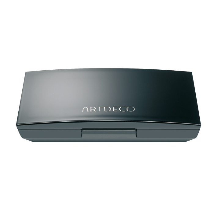 Artdeco Футляр для теней и румян Beauty Box Quattro, 40 г5140 Artdeco Футляр для теней и румян Beauty Box Quattro, 40 г5140Магнитный футляр Artdeco Beauty Box Quattro обладает оригинальной системой косметической мозаики. Создайте свою собственную палитру для макияжа! Магнитная основа футляра позволяет очень легко без специального инструмента менять и комбинировать по-новому блоки теней и румян. В этом футляре вы можете хранить 4 оттенка теней или комбинировать 1 оттенок теней и 1 оттенок румян. Футляр имеет большое удобное зеркало, есть место для аппликатора. Характеристики: Вес: 40 г. Размер футляра: 8,2 см х 5,4 см х 1,5 см. Размер упаковки: 8,5 см х 5,6 см х 1,5 см. Артикул: 5140. Производитель: Германия. Товар сертифицирован.