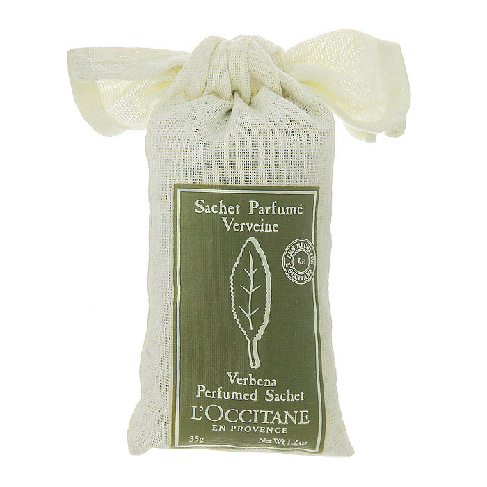 LOccitane Саше Вербена, 35 г264201 LOccitane Саше Вербена, 35 г264201Саше LOccitane Вербена, выполненное в виде небольшого холщевого мешочка, отлично ароматизирует шкафы, гардеробные, а также салон автомобиля. Обладает свежим терпким ароматом вербены. Характеристики: Вес: 35 г. Производитель: Франция. Артикул: 152782. Loccitane (Л окситан) - натуральная косметика с юга Франции, основатель которой Оливье Боссан. Название Loccitane происходит от названия старинной провинции - Окситании. Это также подчеркивает идею кампании - сочетании традиций и компонентов из Средиземноморья в средствах по уходу за кожей и для дома. LOccitane использует для производства косметических средств натуральные продукты: лаванду, оливки, тростниковый сахар, мед, миндаль, экстракты винограда и белого чая, эфирные масла розы, апельсина, морская соль также идет в дело. Специалисты компании с особой тщательностью отбирают сырье. Учитывается множество факторов, от места и условий выращивания сырья до времени и технологии сборки. ...