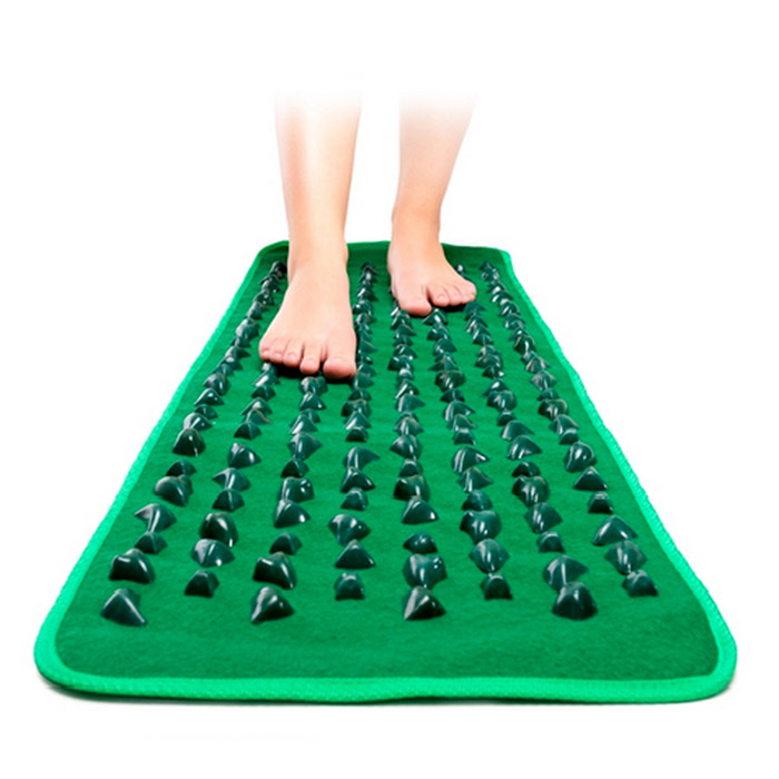 Массажная дорожка длинная GREEN MAT207-020 Массажная дорожка длинная GREEN MAT207-020Массажная дорожка GREEN MAT длиной 173 см. Рефлексология - естественный, эффективный и безопасный способ профилактики заболеваний, основанный на массаже важных биологически активных точек на стопах ног, обеспечивающем согласованную и правильную работу всех органов человека. Тысячелетиями этот метод с успехом применяется в медицинской практике многих народов мира, достигших в этой области необычайных высот. Известно, как полезно ходить босыми ногами по земле, камням, морской гальке, а массажный коврик позволяет получить тот же эффект не выходя из дома. Благодаря рифленой поверхности, он обеспечивает массаж стоп, способствует укреплению голеностопного сустава и предотвращает появление и развитие плоскостопия у детей. Массажный коврик эффективен при профилактике варикозного расширения вен, артроза и артрита. Регулярное его использование уменьшает боли, связанные с застарелыми мозолями и шипами у взрослых, спадают отеки ног, возникает приятное ощущение легкости,...