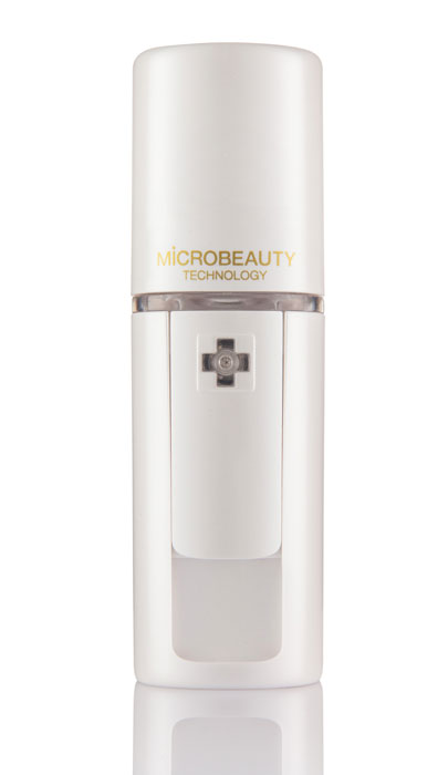Ультразвуковой увлажнитель для кожи Microbeauty, цвет: белый жемчугMicro-pearl white Ультразвуковой увлажнитель для кожи Microbeauty, цвет: белый жемчугMicro-pearl whiteУльтразвуковой увлажнитель для кожи Microbeauty предназначен для глубокого увлажнения кожи, лица, рук и области декольте. Идеально дополняет салонные процедуры. Результаты заметны уже после первого применения. Усиливает яркость макияжа в течение дня. Успокаивает и освежает кожу после загара. Прекрасно увлажняет и питает волосы. По данным исследований университета Providence (США), где проводилось тестирование Microbeauty, после нанесения увлажняющего средства с помощью аппарата на лице уровень содержания влаги в коже через час поднимается на 82,3%, а при нанесении вручную - всего на 67,7%. Через два часа увлажненность кожи уменьшается в первом случае до 74,7%, а во втором - до 49,1%. Ультразвуковой увлажнитель Microbeauty – портативный прибор для косметологов при проведении салонных процедур c использованием гиалуроновой кислоты, пептидов и пр. Применение Microbeauty поверх нанесенных концентратов обеспечивает эффект окклюзии и усиливает омолаживающий...