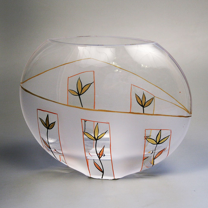 Вазон Deco-Glass, высота 16 см. АС 04120/0160/АА-D823АС 04120/0160/АА-D823 Вазон Deco-Glass, высота 16 см. АС 04120/0160/АА-D823АС 04120/0160/АА-D823Элегантный вазон Deco-Glass изготовлен из высококачественного матового стекла и декорирован ручной росписью. Эксклюзивный вазон подчеркнет оригинальность интерьера и прекрасный вкус хозяина. Создайте в своем доме атмосферу уюта, преображая интерьер стильными, радующими глаза предметами. Также вазон может стать хорошим подарком вашим друзьям и близким. Характеристики: Материал: стекло. Размер вазона (Ш х Д х В): 22 см х 9 см х 16 см. Размер упаковки: 22 см х 9,5 см х 18 см. Артикул: АС 04120/0160/АА-D823.