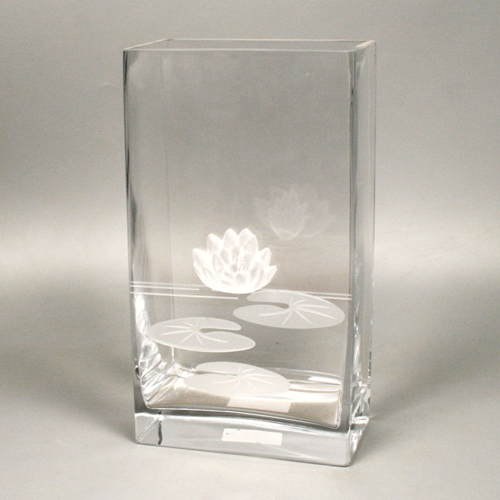 Вазон Deco-Glass, высота 27 смАС 04119/0270/АА-U0108 Вазон Deco-Glass, высота 27 смАС 04119/0270/АА-U0108Элегантный вазон Deco-Glass изготовлен из прозрачного стекла и декорирован объемной матовой лилией с рельефными листьями. Эксклюзивный вазон подчеркнет оригинальность интерьера и прекрасный вкус хозяина. Создайте в своем доме атмосферу уюта, преображая интерьер стильными, радующими глаза предметами. Также вазон может стать хорошим подарком вашим друзьям и близким.