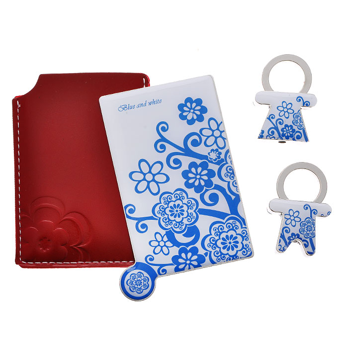 Подарочный набор Blue and white: зеркало, 2 брелока. 2846828468 Подарочный набор Blue and white: зеркало, 2 брелока. 2846828468Подарочный набор Blue and white, состоящий из карманного зеркала и двух брелоков, порадует любую девушку. Зеркало прямоугольной формы выполнено из нержавеющей стали, и имеет удобную ручку-держатель. Зеркало помещено в красный чехол из полиуретана, декорированный контрастной отстрочкой и тиснением в виде цветка. Брелоки, выполненные в виде мальчика и девочки, оснащены металлическими кольцами для крепления. Оригинальные и функциональные аксессуары подчеркнут изысканный вкус своей владелицы. Предметы набора хранятся в подарочной картонной коробке.