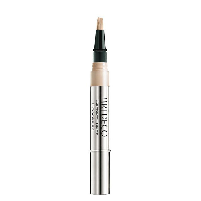 Artdeco Консилер с кисточкой маскирующий Perfect Teint Concealer, тон №07, 2 мл497.7 Artdeco Консилер с кисточкой маскирующий Perfect Teint Concealer, тон №07, 2 мл497.7Кремообразный консилер Artdeco Perfect Teint Concealer в удобной и практичной упаковке с дозатором и кистью позволяет максимально точно ретушировать недостатки лица. Влагостойкая формула насыщенная светоотражающими пигментами зрительно выравнивает и освежает кожу. Консилер представлен в четырех оттенках: оттенки №05, №09 сотрут следы усталости, а оттенки №03 и №07 придадут вашей коже свечение. Профессиональный совет: наносите консилер на внутренний угол глаза при помощи кисти и припечатайте подушечками пальцев самое темное место под глазами, затем припудрите. Наносите консилер после тонального крема. Нанесите маскирующее средство на носогубные складки, под глаза и мягко растушуйте - больше ни чего не надо что бы освежить уставший макияж в конце дня!
