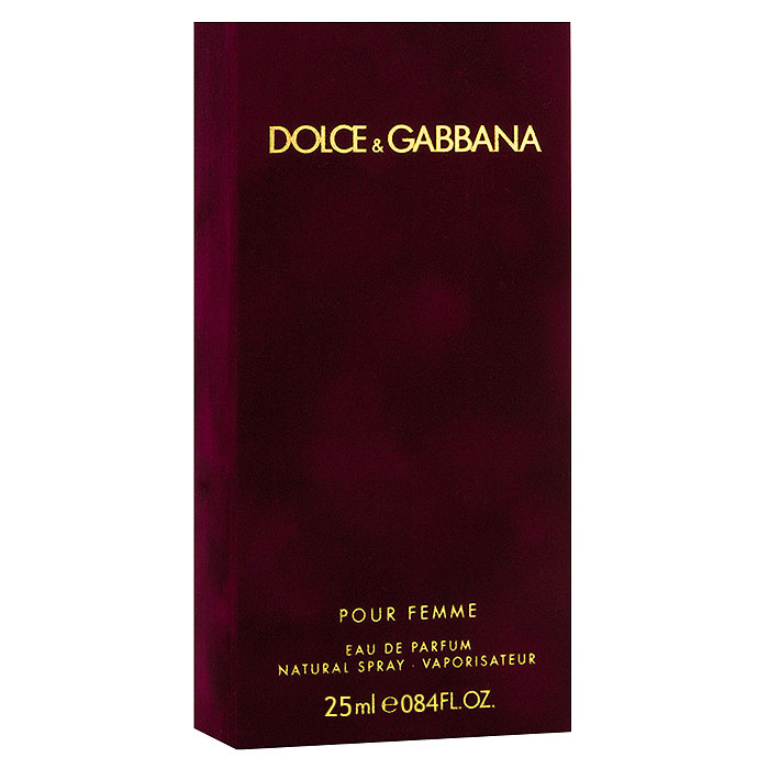 Dolce & Gabbana Парфюмерная вода Pour Femme, 25 мл0737052597980 Dolce & Gabbana Парфюмерная вода Pour Femme, 25 мл0737052597980Dolce & Gabbana Pour Femme - прошло 20 лет с тех пор, как знаменитый дизайнерский дуэт D&G представил миру свой первый женский аромат Dolce & Gabbana. Аромат сразу же стал бестселлером на многие годы. В сентябре 2012 года знаменитые творцы решили выпустить более зрелую версии дебютного аромата. Классификация аромата : цветочный. Пирамида аромата : Верхние ноты: малина, мандарин, нероли. Ноты сердца: жасмин, цветы апельсина. Ноты шлейфа: ваниль, зефир, гелиотроп, сандал. Ключевые слова Манящий, сладкий, страстный, чувственный, яркий! Характеристики: Объем: 25 мл. Производитель: Великобритания. Самый популярный вид парфюмерной продукции на сегодняшний день - парфюмерная вода. Это объясняется оптимальным балансом цены и качества - с одной стороны, достаточно высокая концентрация экстракта (10-20% при 90% спирте), с другой - более доступная, по...