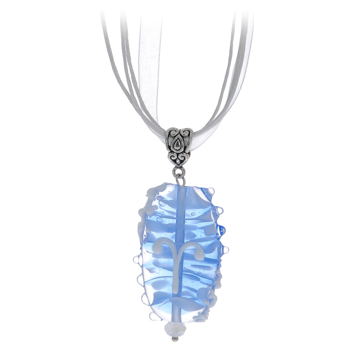 Кулон Знак зодиака - Овен (Lampwork) Ручная авторская работаPD0144 Кулон Знак зодиака - Овен (Lampwork) Ручная авторская работаPD0144Высота кулона 4 см, ширина 2,5 см. Длина шнурка 22 см. Материал: Стекло, металл, кристаллы. Цвет: Голубой, белый синий. Автор: Ольга Букина. Элегантный кулон со знаком Зодиака Овен - стихия огня, но кулон выполнен в нежно-голубом цвете. Знак Овен выполнен из стекла белого цвета. Рожденная под знаком Овна - нуждается во внимании и тепле. Она нуждается в поддержке и совете в при принятии решений. Несмотря на свою легкую беспомощность, очень умна и может решать практически любые жизненные задачи. Она всегда прекрасно выглядит, любит приключения, что делает жизнь с ней увлекательной и непредсказуемой. Этот подарок - нежная капля голубого стекла, на теплой ладони. Каждое украшение выполнено вручную и потому уникально. Ваше украшение может несколько отличаться в деталях от представленного на фотографии. Общий вид украшения сохраняется.