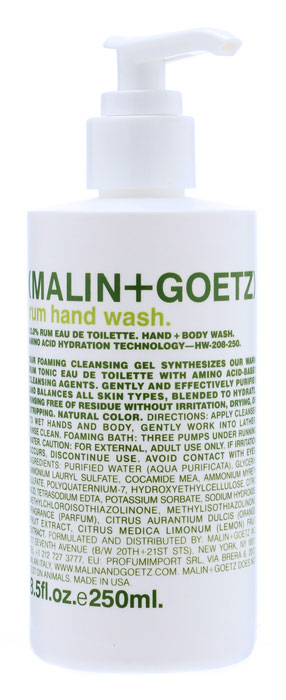 Malin+Goetz Мыло жидкое для рук Ром, 250 млMG025 Malin+Goetz Мыло жидкое для рук Ром, 250 млMG025Пенящееся мыло Malin+Goetz для рук с ароматом рома эффективно очищает и увлажняет кожу. Мыло сочетает обаяние аромата рома и очищающие ингредиенты на основе аминокислот. В отличие от традиционных средств с грубыми очищающими веществами, мыло мягко и эффективно очищает и поддерживает баланс всех типов кожи. Имеет натуральный цвет. Является прекрасным дополнением к любому ежедневному уходу за кожей. Полностью смывается водой, не вызывает раздражения, сухости или повреждений кожи. Снижает эпидермальный стресс, вызываемый мытьем рук.