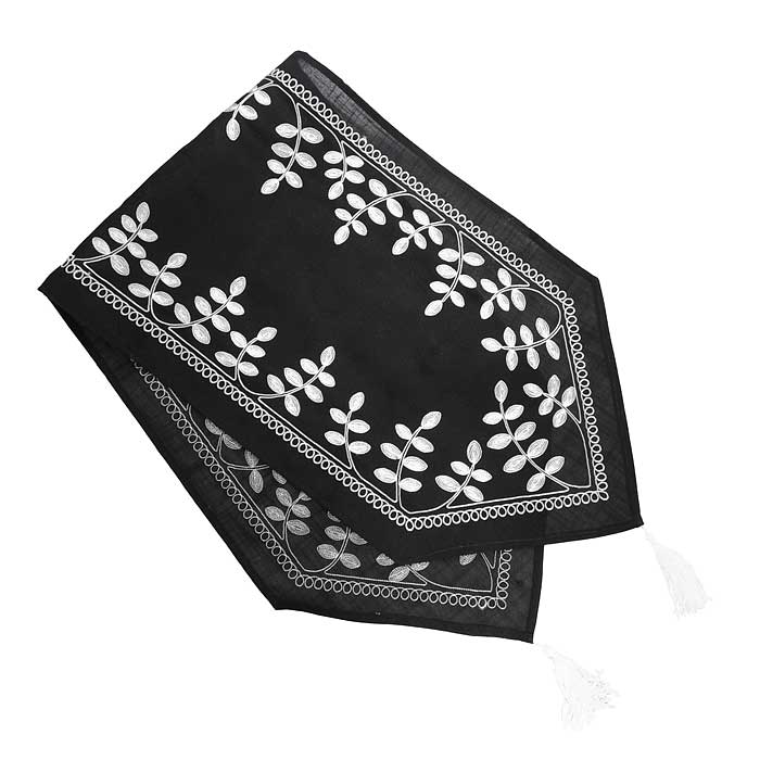 Дорожка для декорирования стола Schaefer, цвет: черный, 40 x 140 см 06908-23206908-232 Дорожка для декорирования стола Schaefer, цвет: черный, 40 x 140 см 06908-23206908-232Дорожка Schaefer выполнена из плотного полиэстера черного цвета с вышитыми веточками белого цвета в технике гладь. Дорожка предназначена для декорирования стола или комода. Она изящно дополнит интерьер вашего дома. Изделия из полиэстера легко стирать: они не мнутся, не садятся и быстро сохнут, они более долговечны, чем изделия из натуральных волокон. Благодаря такой дорожке вы защитите поверхность стола от воды, пятен и механических воздействий, а также создадите атмосферу уюта и домашнего тепла в интерьере вашей кухни.
