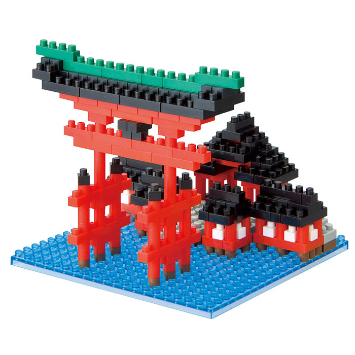 Мини-конструктор Nanoblock Храм Ицукусима, 340 элементовNBH_017 Мини-конструктор Nanoblock Храм Ицукусима, 340 элементовNBH_017Один из самых узнаваемых символов Японии - отраженные в воде тории, или ритуальные врата, у святилища Ицукусимы, расположенном на Острове Храма, настолько священным местом, что на него в течение столетий не ступала нога простолюдина. За воротами расположены здания монастыря. Они стоят на сваях на краю бухты, и во время прилива кажется, что они волшебно скользят по водной глади, отражаясь в ней, как в зеркале. Такие сооружения устанавливали перед кумирнями, или святилищами, японской религии синто. Традиционно они представляют собой выкрашенные в красный цвет ворота без створок из двух столбов, соединенных поверху двумя перекладинами. Считается, что тории обозначают вход в потусторонний мир, где каждый пришедший может пообщаться с духами. В комплекте: 340 элементов + запасные, площадка-основание 8х8см, подробная схема сборки. Этот объект из коллекции Достопримечательности - один из любимых фанатами наноблока, которые отмечают, что в составе набора не очень...