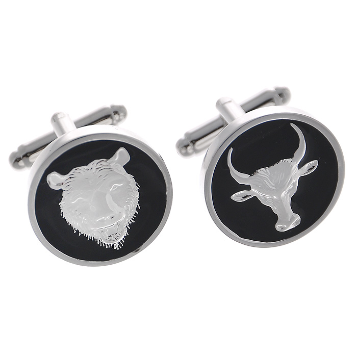 Запонки Bull. ZAP-052ZAP-052 Запонки Bull. ZAP-052ZAP-052Запонки Bull изготовлены из серебряного металла и выполнены огруглой формы с изображением быка. Такие запонки, непременно, станут объектом внимания. Мужские запонки великолепного дизайна будут отличным подарком для каждого. Запонки - символ мужской элегантности. Они являются неотъемлемой частью вечернего туалета. Выбирайте запонки в зависимости от вашего настроения, а также впечатления, которое вы хотите произвести на окружающих. Изделие упаковано в подарочную коробку.