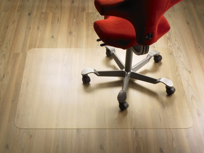 Защитный коврик ClearStyle, PET, для гладкой поверхности, 92 см х 92 см1601 Защитный коврик ClearStyle, PET, для гладкой поверхности, 92 см х 92 см1601Коврик ClearStyle обеспечивает защиту таких покрытий, как паркет, ламинат, мрамор, плитка от повреждений колесиками и ножками кресел и стульев и позволяет легко передвигаться в пределах рабочего места. Рельефная обратная сторона коврика позволяет ему надежно держаться на месте. Прозрачный коврик не нарушает дизайн офиса, не желтеет со временем и устойчив к повреждениям, царапинам, поломкам. Подходит для полов с подогревом. Не токсичен, не вызывает аллергии. Коврик изготовлен из полиэтилена. Коврики из полиэтилена обладают высокой прочностью и жесткостью, устойчивы к ударам и растрескиванию, являются недорогой альтернативой коврикам из поликарбоната. Такой коврик станет великолепным дополнением к вашему рабочему месту.