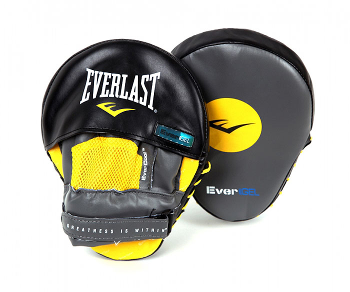Лапы боксерские Everlast Evergel Mantis, изогнутые, цвет: серый, желтый, черный410001GLU Лапы боксерские Everlast Evergel Mantis, изогнутые, цвет: серый, желтый, черный410001GLUПрофессиональные боксерские лапы Everlast Evergel Mantis предназначены для занятий боксом и единоборствами. Лапы выполнены из мягкой натуральной кожи. Высококачественный пенный наполнитель тренерских лап превосходно держит удар и защищает кисти рук тренера при подготовке подопечного к бою. Форма наручного снаряда и удобное крепление, надежно поддерживающее запястье, позволяет выдержать удары спортсменов. Фиксатор в виде перчатки, надежно удерживает запястье, уберегая суставы рук от травм. Характеристики: Материал: кожа, текстиль, пена. Размер лапы: 18 см х 24 см х 13 см. Толщина наполнителя: 5 см. Изготовитель: Китай. Артикул: 410001GLU.