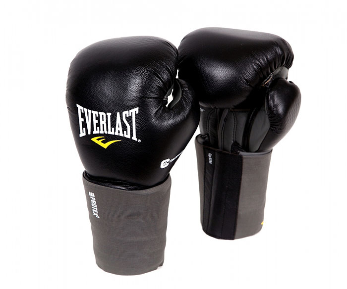 Перчатки Everlast Protex3 , 14 унций, цвет: черный. Размер L/XL111401LXLU Перчатки Everlast Protex3 , 14 унций, цвет: черный. Размер L/XL111401LXLUУниверсальные перчатки, незаменимы как в спарринге (работа в паре),так и в снарядной работе, хорошо выдерживают работу по тяжелым мешкам. Отличная возможность сэкономить, вместо 2 пар перчаток, достаточно купить одну. Боксерские перчатки Everlast Protex 3 Hook & Loop Training Gloves. Инновационная технология набивки амортизирует удары и оберегает суставы пальцев во время тренировок. Анатомическая манжета с пенным наполнителем обеспечивает наилучшую защиту запястья. Характеристики: Материал: кожа, 40% пена, 20% полиуретан, 20% полиетилен. Размер: L/XL. Ширина манжеты: 14 см. Общая длина перчатки: 33 см. Ширина (с учетом большого пальца): 18 см. Производитель: Китай. Размер упаковки: 40 см х 19 см х 14 см. Артикул: 111401LXLU.