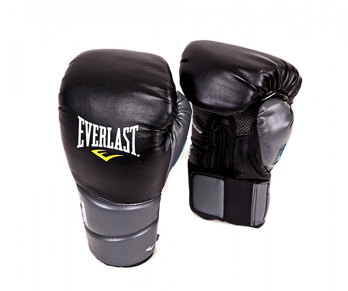 Перчатки тренировочные Everlast Protex2 Training Gloves, цвет: черный, серый, 12 унций3112GLLXLU Перчатки тренировочные Everlast Protex2 Training Gloves, цвет: черный, серый, 12 унций3112GLLXLUТренировочные боксерские перчатки Protex 2 Evergel Training Gloves. Инновационный гелевый материал амортизирует удары и защищает суставы пальцев во время тренировок. Мелкие отверстия по всей площади ладони обеспечивают дыхание и комфорт руки, в то время как антибактериальная пропитка активно борется с плохим запахом и ростом бактерий.