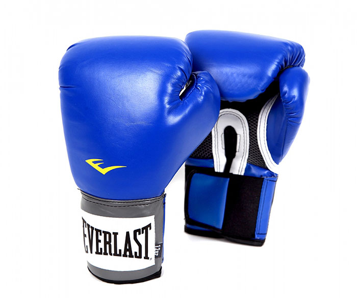 Перчатки тренировочные Everlast Pro Style, цвет: синий, 12 унций. 2212U2212U Перчатки тренировочные Everlast Pro Style, цвет: синий, 12 унций. 2212U2212UТренировочные боксерские Pro Style Training Gloves перчатки. Высококачественный кожзаменитель наряду с превосходным дизайном гарантируют качество, долговечность и функциональность перчаток. Мелкие отверстия по всей площади ладони позволяют коже дышать