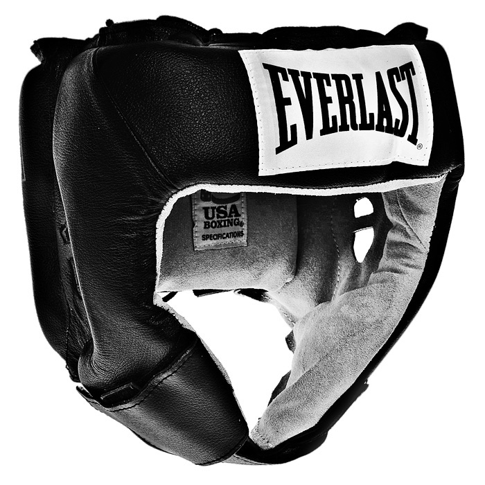 Шлем боксерский Everlast USA Boxing, тренировочный, цвет: черный. Размер М610201U Шлем боксерский Everlast USA Boxing, тренировочный, цвет: черный. Размер М610201UТренировочный боксерский шлем Everlast USA Boxing черного цвета предназначен для предохранения головы от жестких ударов, травмирования бровей, ушей и лица. Внешняя поверхность шлема выполнена из натуральной кожи, внутренняя поверхность - из замши. Шлем обеспечивает защиту в области лба, ушей и скул, а также создает дополнительный комфорт за счет анатомической подушки в тыльной части. Шлем регулируется по ширине в верхней части и прочно фиксируется на голове при помощи шнуровки. На подбородке шлем застегивается на прочную застежку на липучке. Такой шлем погасит силу ударов и надежно защитит все зоны головы от повреждений. Характеристики: Размер: М. Цвет: черный. Минимальный размер шлема: 19 см х 18 см х 24 см. Толщина наполнителя: 3 см. Материал: натуральная кожа, замша, текстиль. Изготовитель: Китай. Артикул: 610201U.
