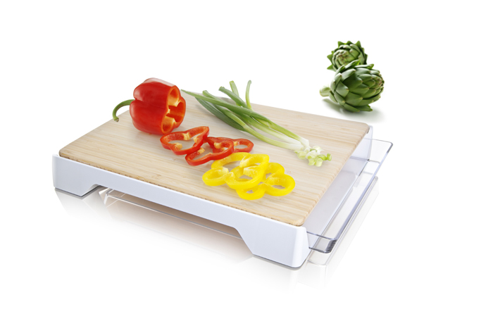 Разделочная доска VacuVin Cutting Board Bamboo & Tray для продуктов и мяса, с поддоном4685260 Разделочная доска VacuVin Cutting Board Bamboo & Tray для продуктов и мяса, с поддоном4685260Разделочная доска VacuVin Cutting Board Bamboo & Tray, выполненная из бамбука, имеет встроенный лоток, который позволит вам легко отделить продукты от отходов. Просто выдвиньте лоток и сбросьте туда все лишнее. На вашем кухонном столе всегда будут чистота и порядок. Бамбук обладает антибактериальными свойствами. Бамбуковая доска почти не впитывает влагу. Доска оснащена резиновыми ножками, за счет чего не скользит по поверхности стола. Характеристики: Материал: бамбук, пластик, резина. Общий размер разделочной доски: 37,5 см х 30,5 см х 5,5 см. Размер рабочей поверхности: 35 см х 27,5 см х 1 см. Размер лотка: 35 см х 25,5 см х 3 см. Размер упаковки: 38 см х 31 см х 5,5 см. Артикул: 4685260.