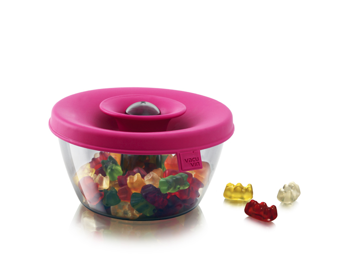 Емкость VacuVin PopSome для хранения орешков, конфет, цвет: розовый, 0,45 л2830160 Емкость VacuVin PopSome для хранения орешков, конфет, цвет: розовый, 0,45 л2830160Емкость VacuVin PopSome, выполненная из высококачественного пищевого пластика, это удобный порционный дозатор для орешков, мармелада, драже. Яркая цветная силиконовая крышка с запатентованной системой герметичного закрытия Оксилок гарантирует плотное закрытие емкости. Потяните горлышко гибкой крышки вверх до хлопка, и откроется небольшое отверстие, через которое можно отсыпать часть содержимого. Емкость VacuVin PopSome отлично подойдет для вечеринок. Ее содержимое легко доступно, и в то же время соблюдается гигиена, так как каждый гость отсыпает себе порцию, не трогая руками остальное. В случае если емкость случайно упадет, ее содержимое не рассыплется. Емкость можно мыть в посудомоечной машине. Емкость Popsome получила в 2010 году премию на выставке промышленного дизайна и вышла в финал конкурса Дизайн товаров для дома 2011. Характеристики: Материал: пластик, резина. Цвет: розовый. Диаметр емкости: 12,5 см. Высота...