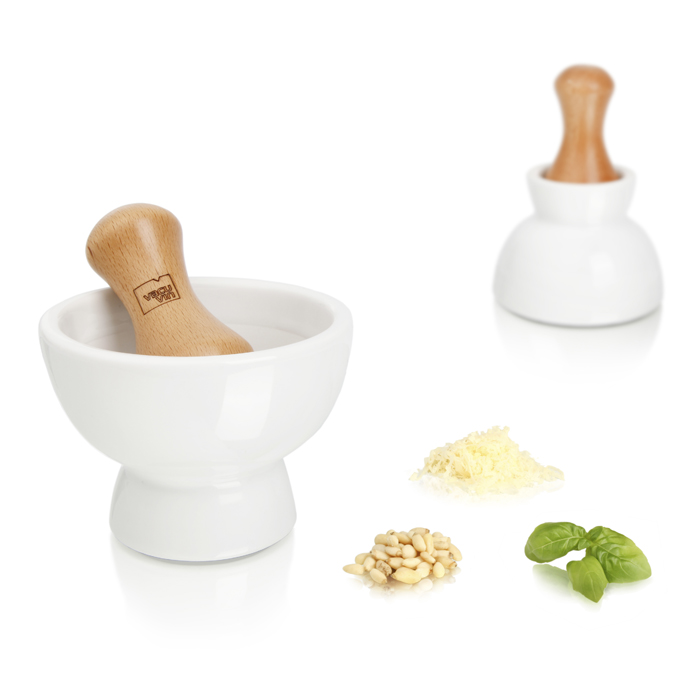 Набор VacuVin Double Pestle & Mortar: пестик, двухсторонняя ступка4630160 Набор VacuVin Double Pestle & Mortar: пестик, двухсторонняя ступка4630160Набор VacuVin Double Pestle & Mortar состоит из деревянного пестика и двухсторонней белой керамической ступки. Ступка - удобный кухонный инструмент для измельчения и смешения различных сухих трав и специй. С ее помощью вы можете приготовить свой собственный микс специй для соуса, супа или маринада. Керамическую ступку можно использовать с обеих сторон, в зависимости от необходимого размера чаши. Для удобного хранения без пыли, поверните ступку более широкой чашей вниз и установите пестик вертикально в меньшую чашу. Характеристики: Материал: керамика, дерево. Цвет: белый. Диаметр большой ступки: 11,5 см. Диаметр маленькой ступки: 7 см. Высота ступки: 8,7 см. Размер пестика: 9 см х 5 см х 5 см. Размер упаковки: 13 см х 12 см х 9,5 см. Артикул: 4630160.